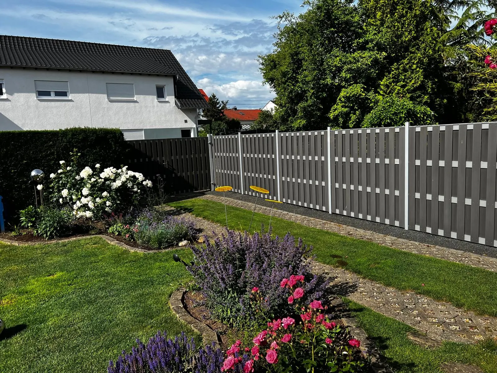 Sichtschutzzaun mit Rosen- & Staudenbeet